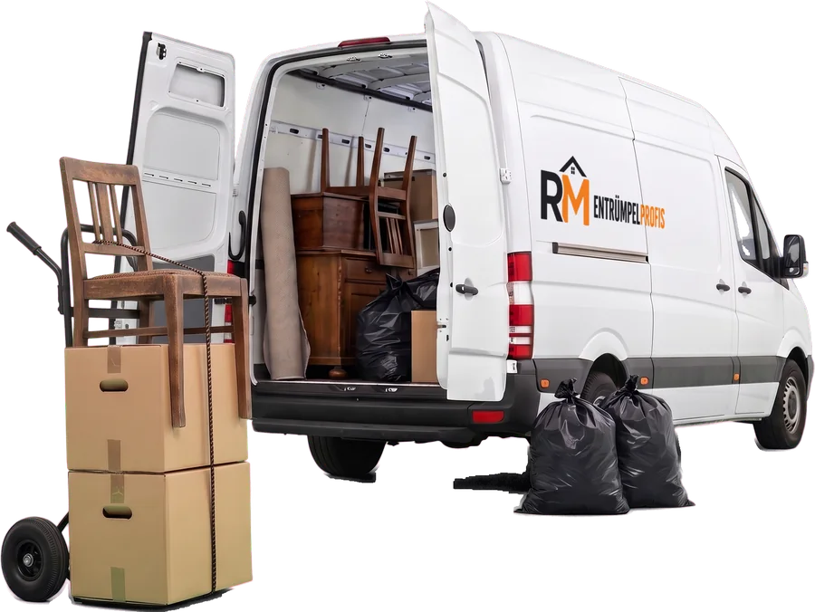 Transporter mit dem Logo von RM EntrümpelProfis und offenen Hecktüren, davor eine Sackkarre mit Kartons und gefüllte Säcke